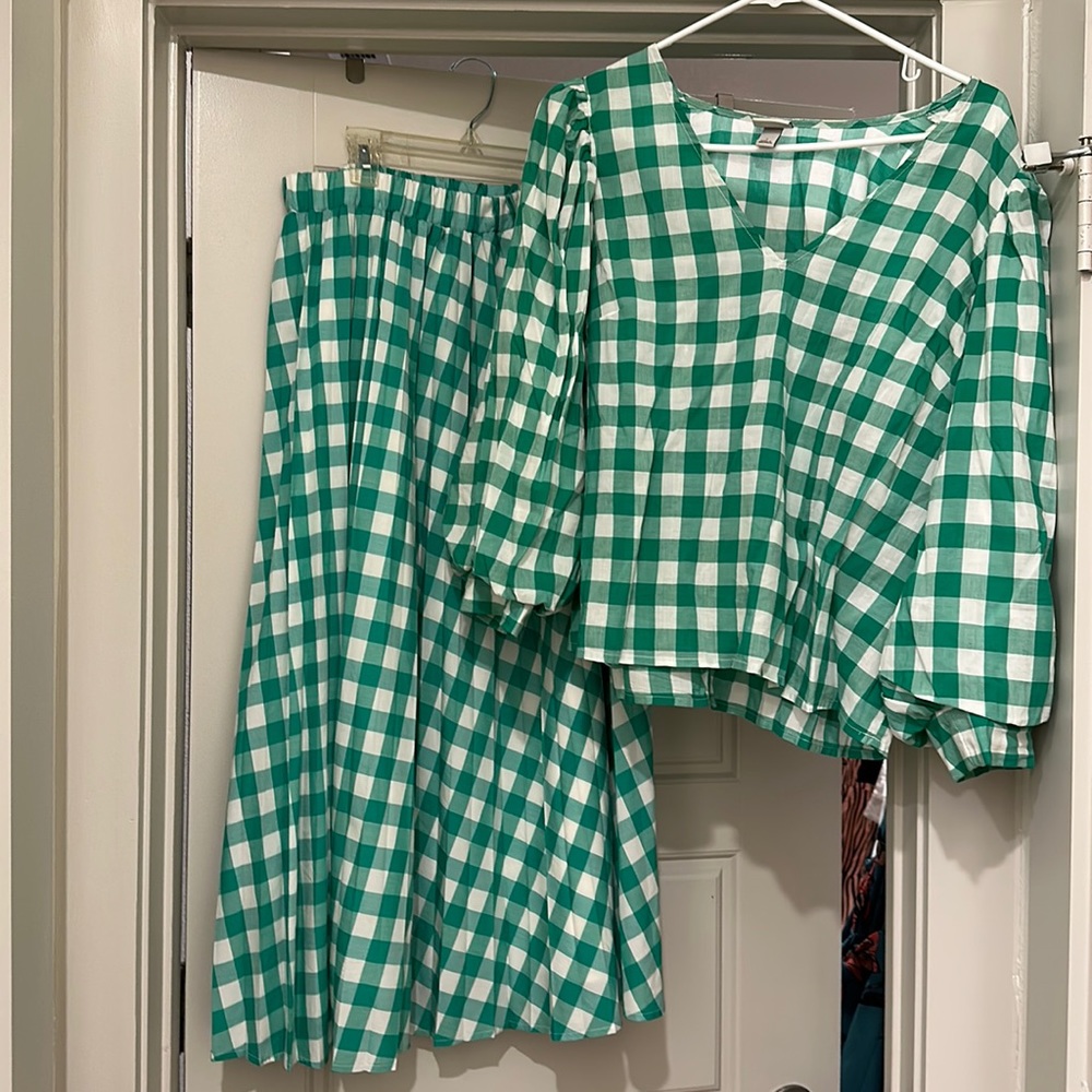 Sz large top, medium pleated skirt
